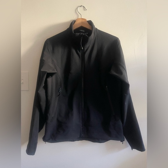 Arc'teryx Men's Black Lightweight Jacket - Picture 1 of 13